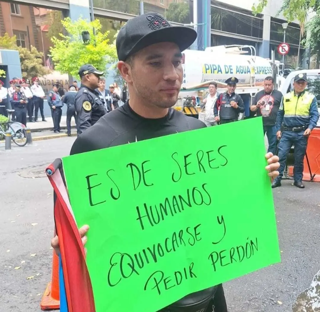 Policía pide perdón y lo tunden. / FOTO: C4jimenez