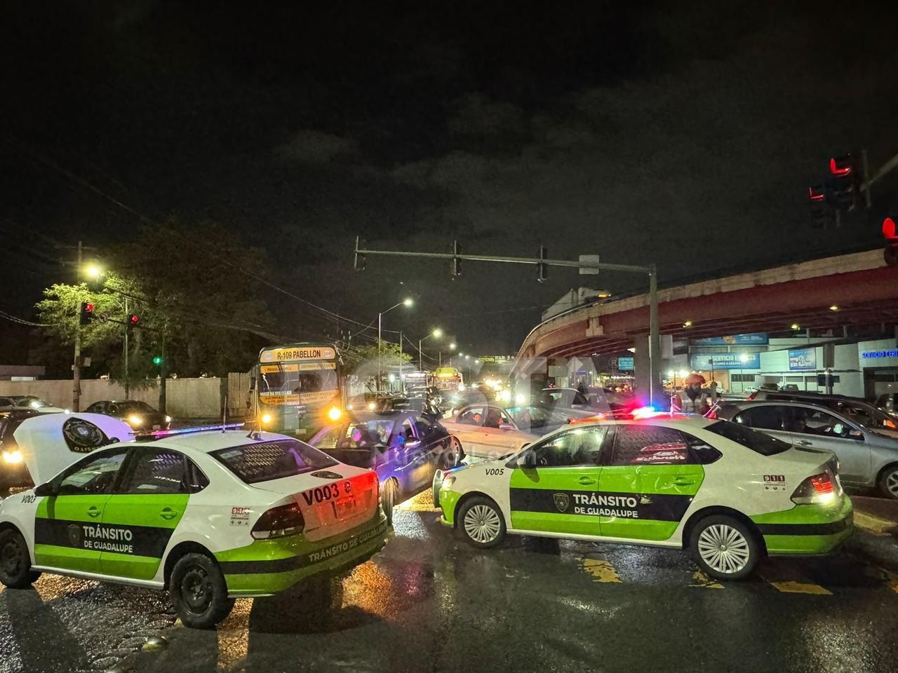 La vialidad se vio colapsada en sentido de oriente a poniente, por lo que tuvieron que desviar a los automovilistas hacia otras rutas. Foto: POSTA.