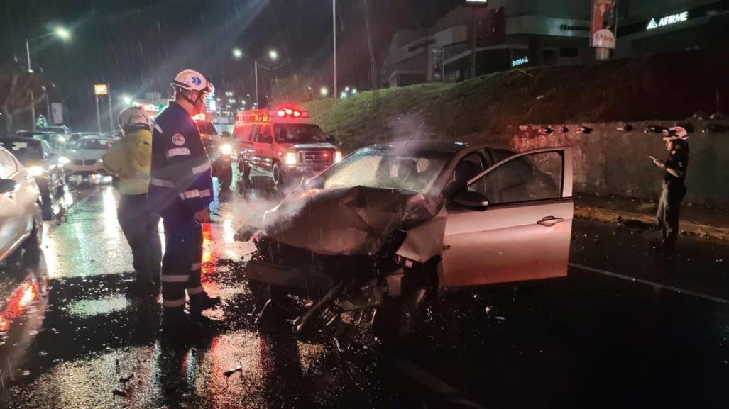 Conductor derrapa y choca en Avenida Leones