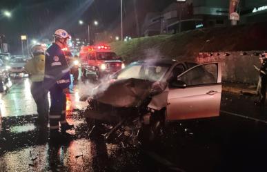 Conductor derrapa y choca en Avenida Leones