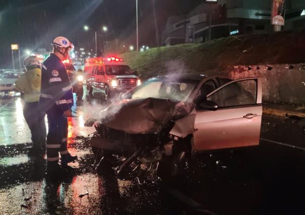 Conductor derrapa y choca en Avenida Leones