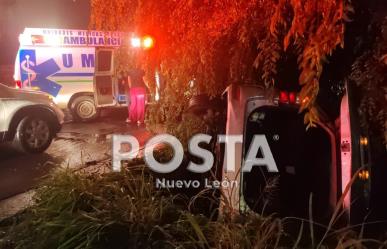 Cae familia a canalón con su camioneta en Escobedo