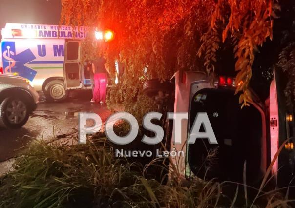 Cae familia a canalón con su camioneta en Escobedo