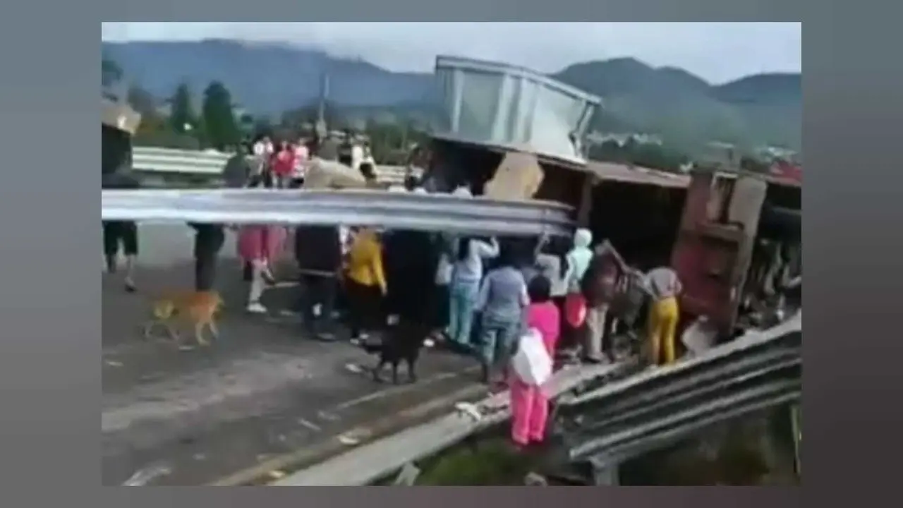 Volcadura de tráiler en la Arco Norte deja un herido y desata rapiña. Foto: Captura de pantalla