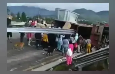 Volcadura de tráiler en la Arco Norte deja un herido y desata rapiña (VIDEO)