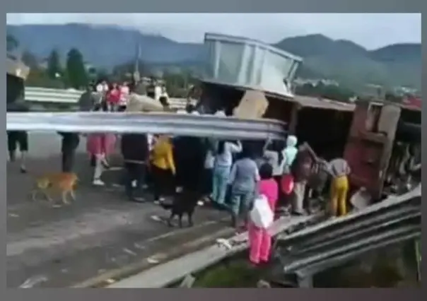 Volcadura de tráiler en la Arco Norte deja un herido y desata rapiña (VIDEO)