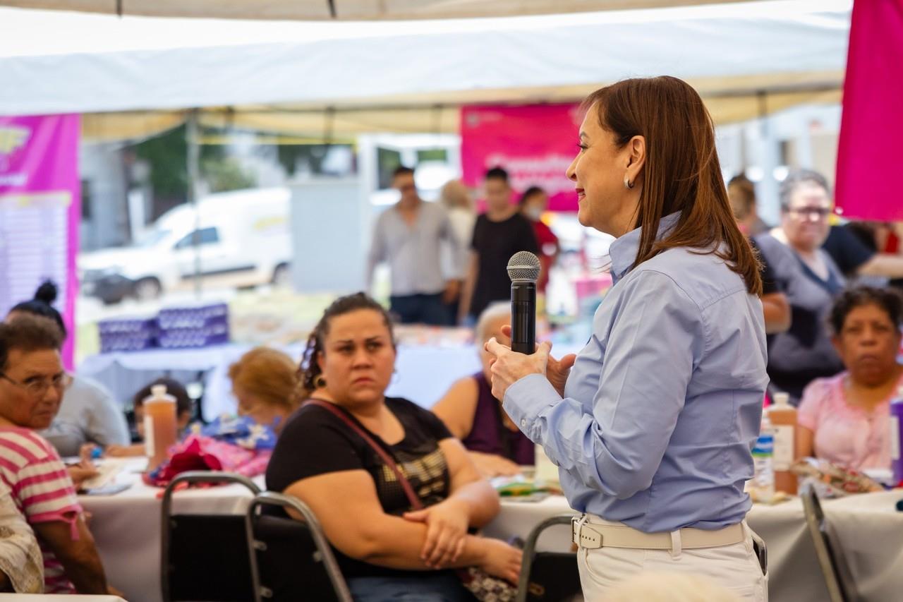 Cristina Díaz invitó a las familias a aprovechar los bajos precios en productos de la canasta básica. Foto. Gobierno de Guadalupe