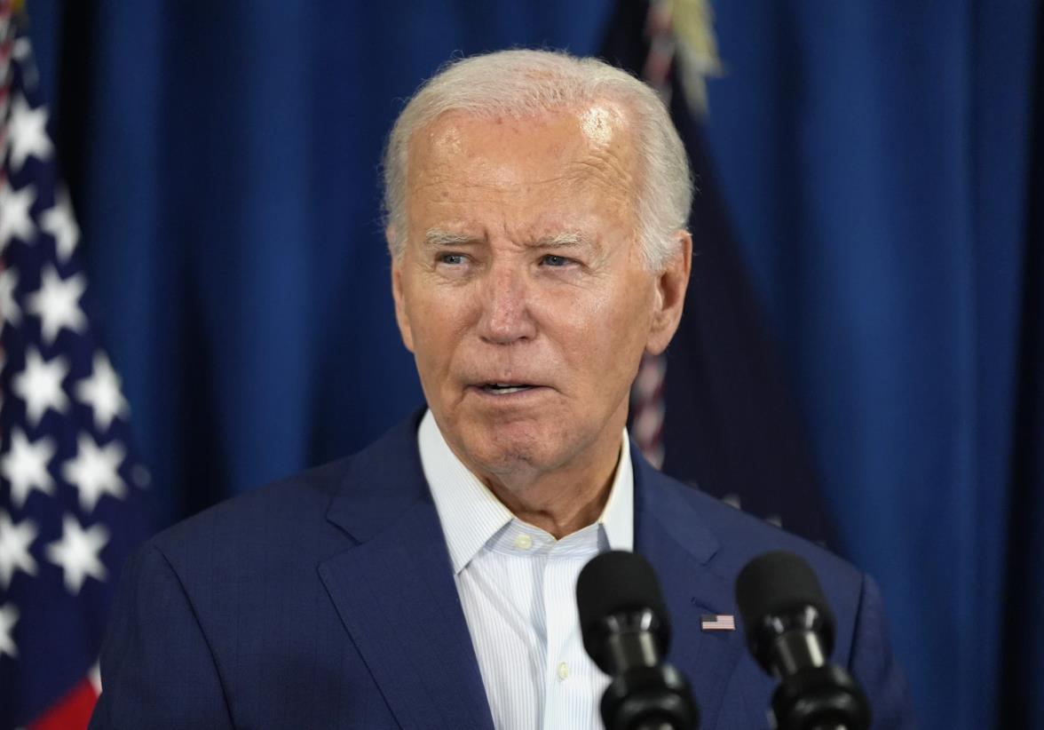 Biden dice que está esperando información adicional antes de calificar formalmente el ataque como un intento de asesinato contra el expresidente. Foto: AP