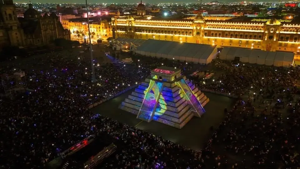 Revive Chichén Itzá: Así fue el encendido de la réplica de Kukulcán en el Zócalo