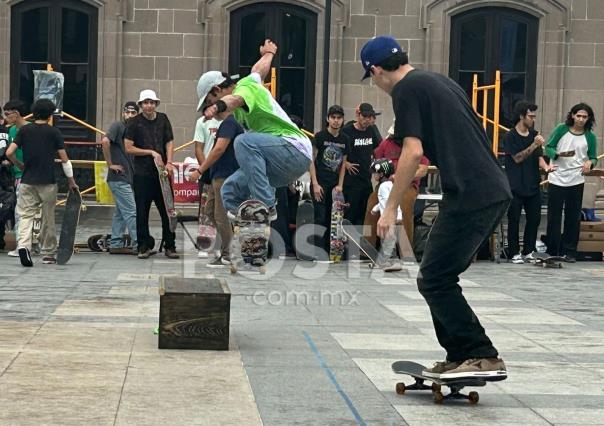 Celebran Día Internacional del Skate en Monterrey con tablas y patines