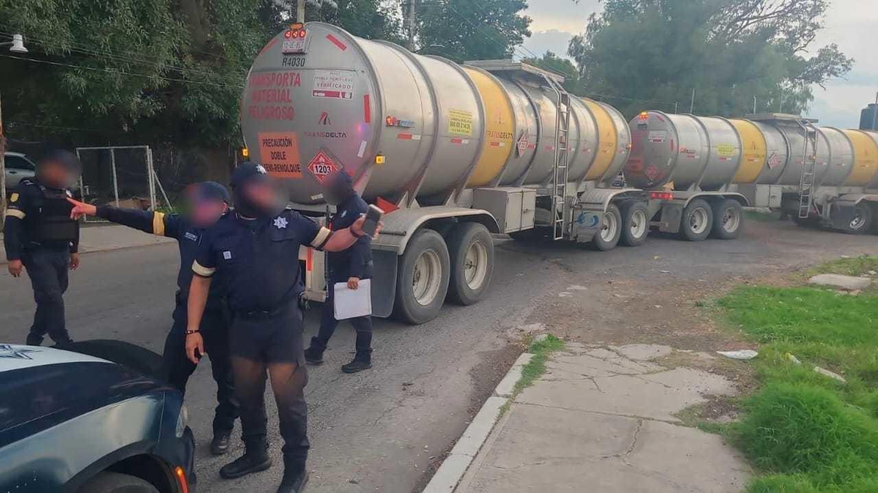 Aseguran tractocamión con material sospechoso en Texcoco tras persecución. Foto: SSEM