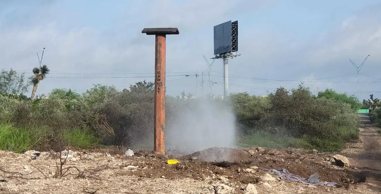 Reporte de una fuga en ducto, de manera preventiva se acordona el perímetro.. Foto. PCNL