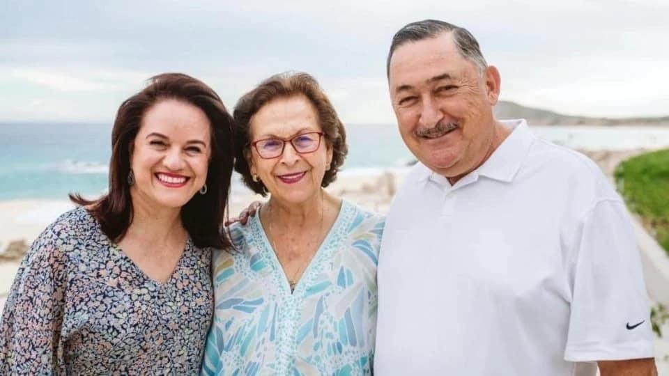 María Alicia Villarreal con su hijo Isidro López. Foto de redes.