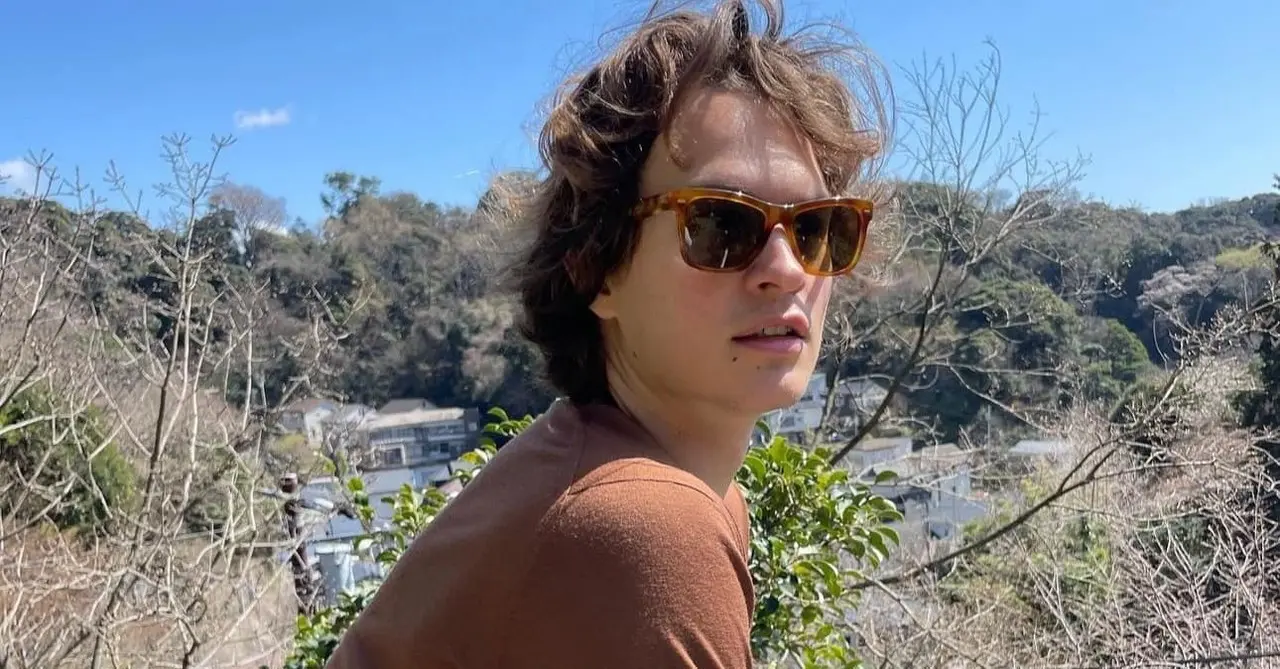 Ansel Elgort anuncia su regreso a la música (VIDEO)