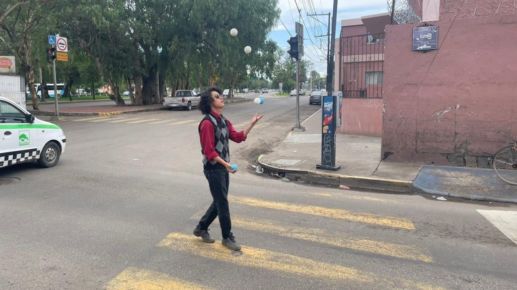 Ricardo, un joven que con malabares apoya a sus padres y sustenta estudios