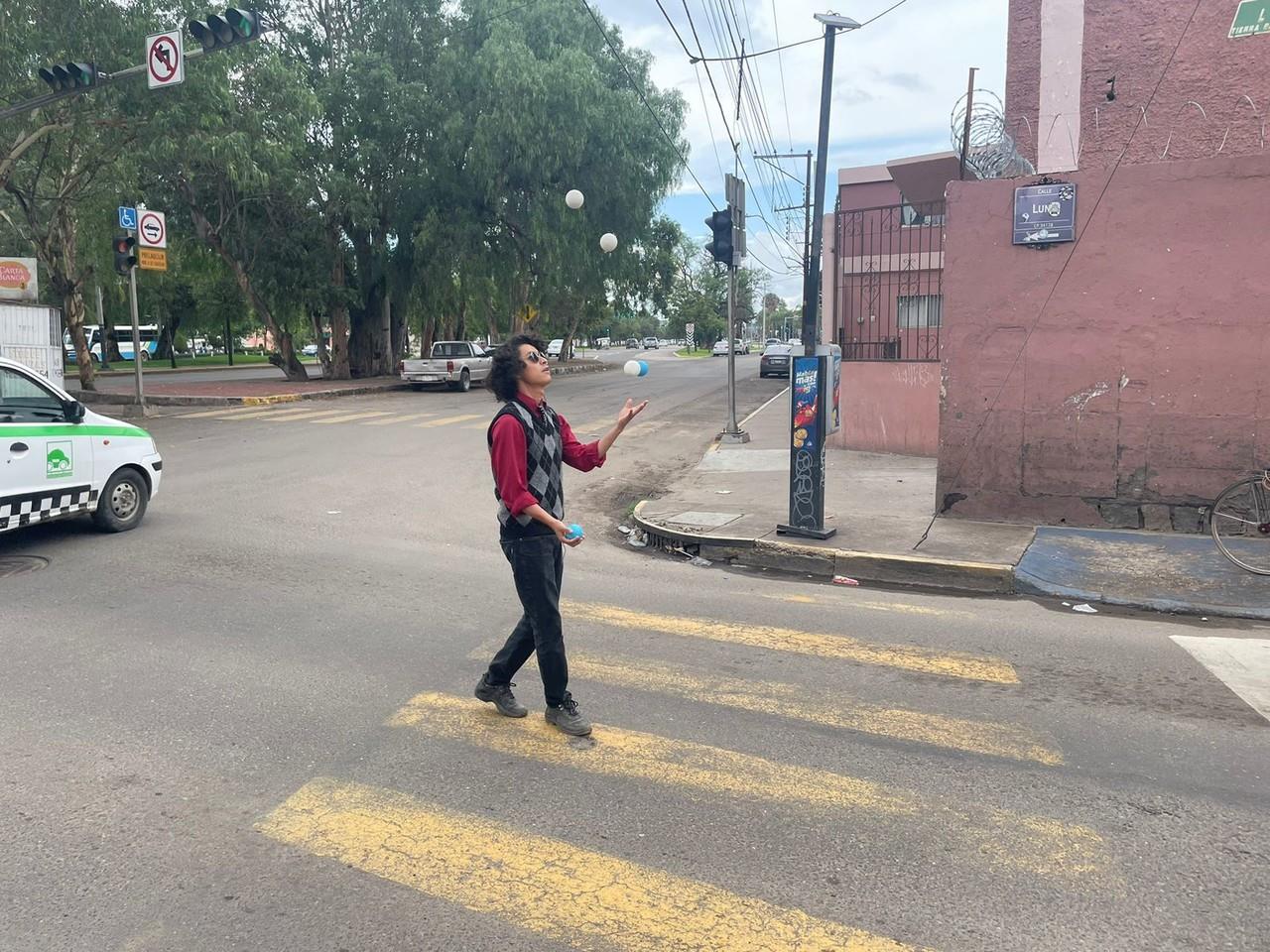 Ricardo, un joven que con malabares apoya a sus padres y sustenta estudios