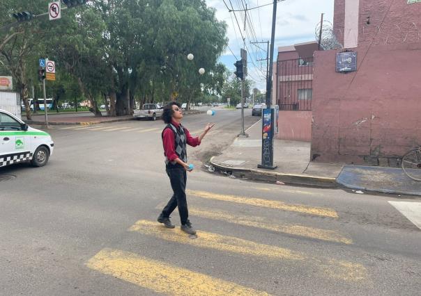 Ricardo, un joven que con malabares apoya a sus padres y sustenta estudios