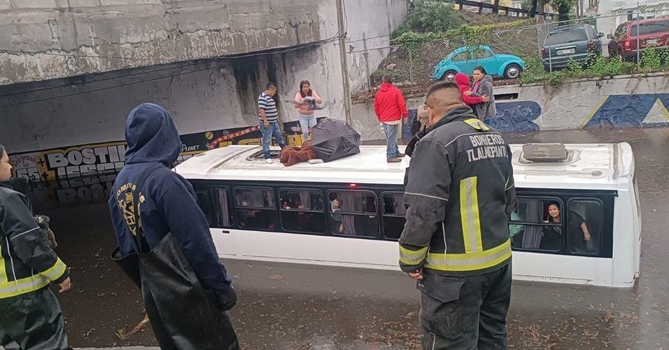 Los rescatados fueron 25 adultos mayores, 2 menores, 7 adultos y el operador del autobús. Foto: Gob. de Tlalnepantla