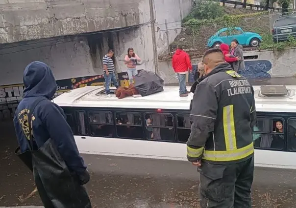 Se queda autobús varado...con todo y pasajeros en Tlalnepantla (VIDEO)