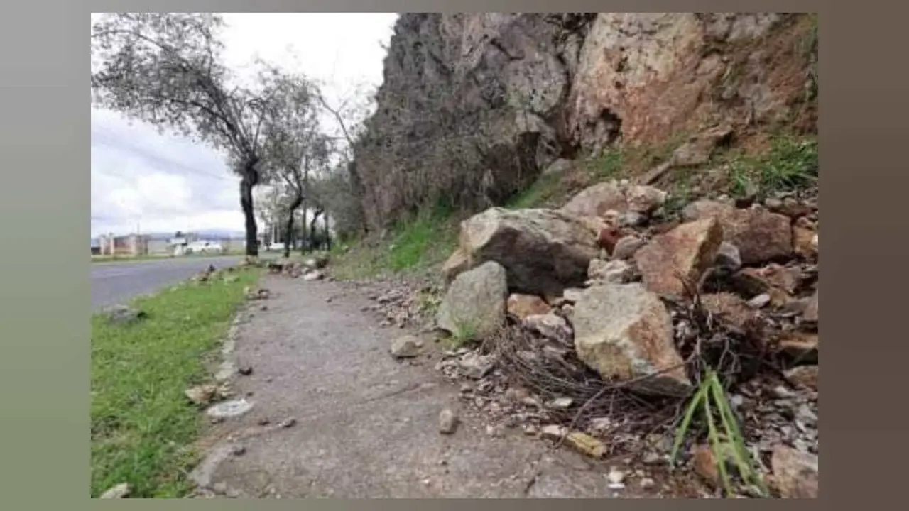 Desprendimiento de rocas en Toluca: Alerta por peligro en banquetas. Foto: RRSS