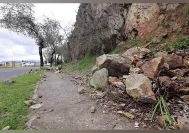 Desprendimiento de rocas en Toluca: Alerta por peligro en banquetas