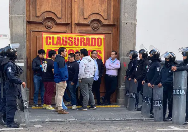 Antiabortistas bloquean Congreso de Puebla ante sesión por despenalización