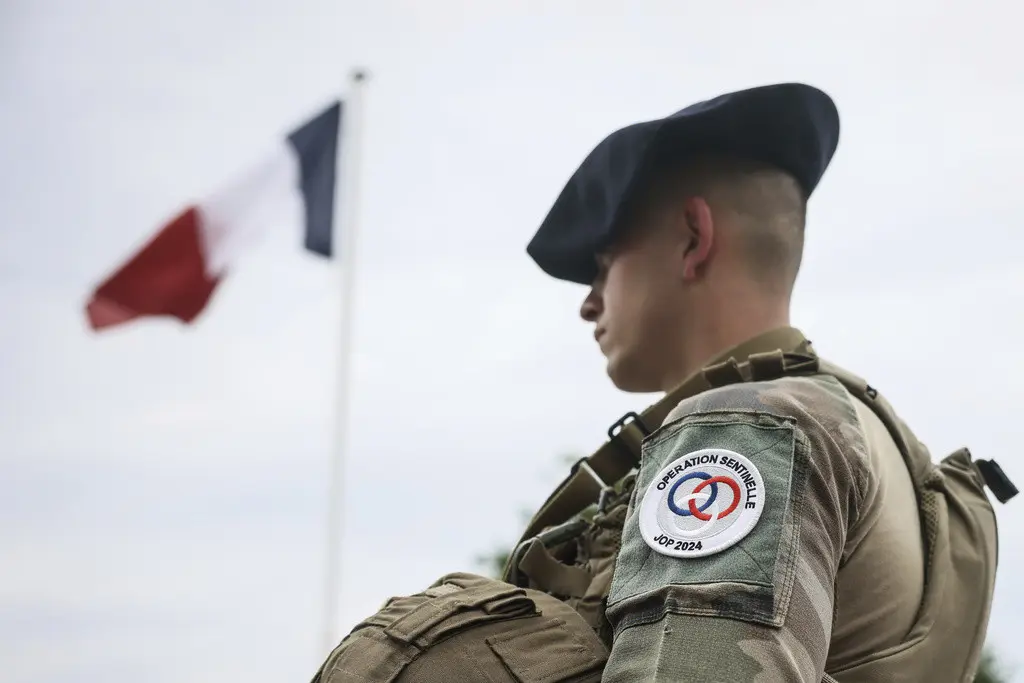 Apuñalan a soldado centinela en calles de París... ¡previo a Juegos Olímpicos!