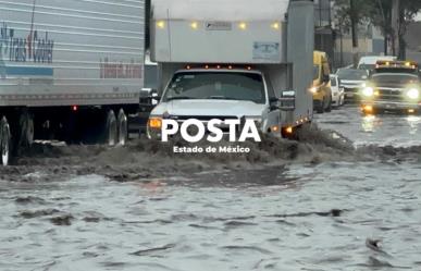 Bajo el agua calles y avenidas en Cuautitlán (VIDEO)