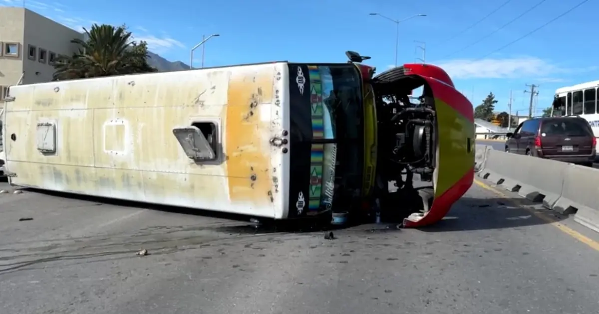 Vuelca camión de la ruta Saltillo - Ramos Arizpe en el periferico LEA / Foto: Redes Sociales