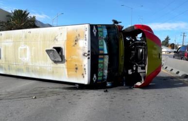 Vuelca camión de transporte público sobre LEA; viajaba sin pasajeros en Saltillo