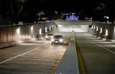 Camión se atoró en el paso deprimido porque rebasó la altura permitida