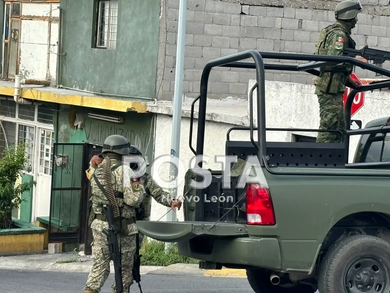 Elementos del Ejército mexicano durante los cateos en la colonia San Pedro 400, del municipio de San Pedro Garza García. Foto: Raymundo Elizalde