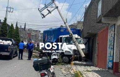 Se queda camión sin  frenos, se lleva dos vehículos y deja cinco heridos (VIDEO)