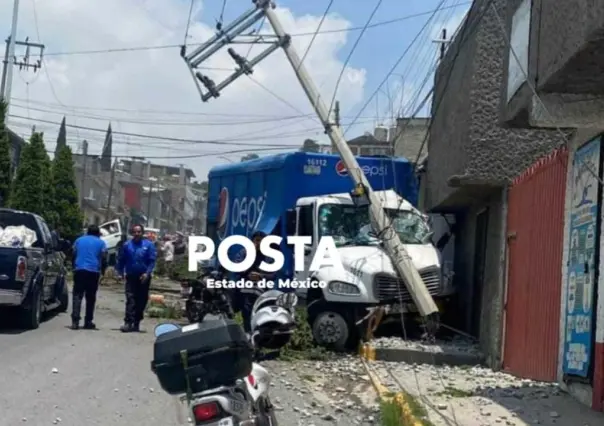 Se queda camión sin  frenos, se lleva dos vehículos y deja cinco heridos (VIDEO)