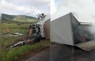 Volcadura e Incendio de Tráiler cierra la carretera 57 en Arteaga 