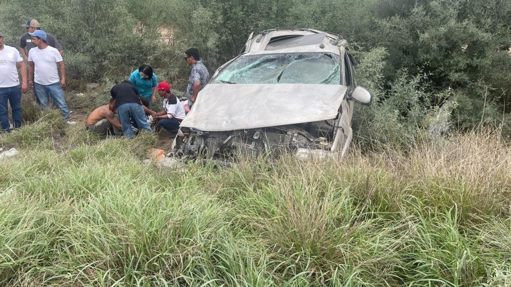 Madre y padre de familia mueren en volcadura