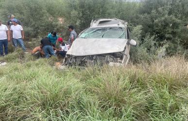 Madre y padre de familia mueren en volcadura