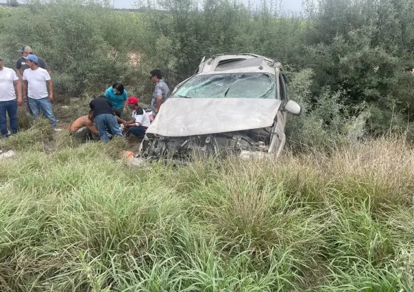 Madre y padre de familia mueren en volcadura