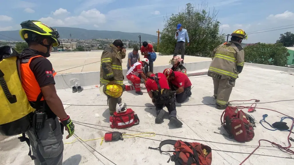 Hombre sufre quemaduras al electrocutarse por cableado de 13 mil voltios (VIDEO)