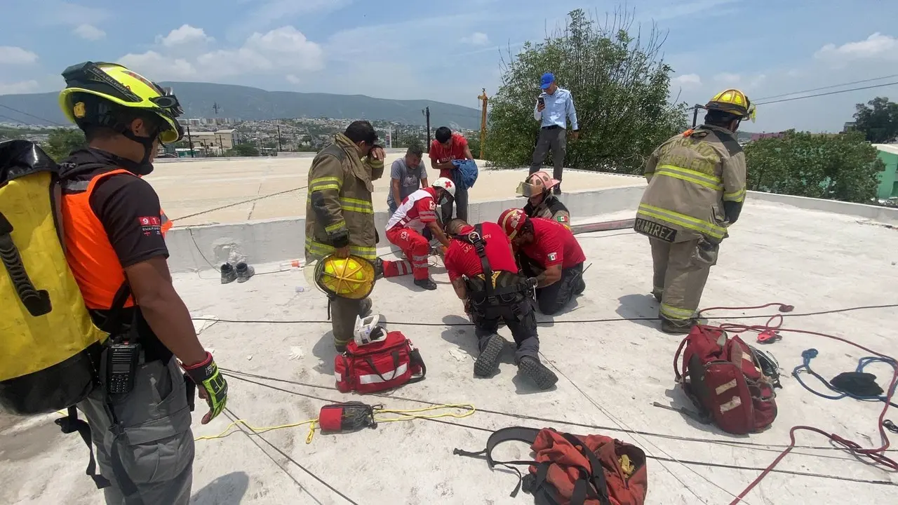 Hombre sufre quemaduras al electrocutarse por cableado de 13 mil voltios (VIDEO)