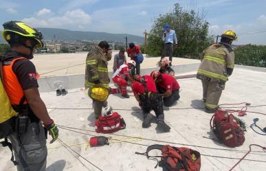 Hombre sufre quemaduras al electrocutarse por cableado de 13 mil voltios (VIDEO)