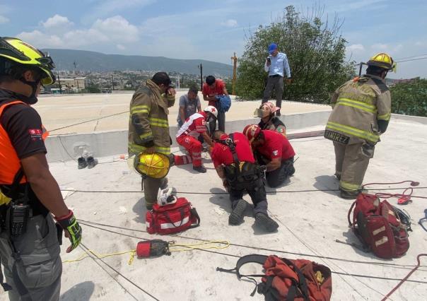 Hombre sufre quemaduras al electrocutarse por cableado de 13 mil voltios (VIDEO)