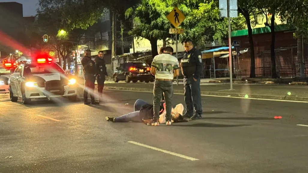 Mujer motociclista derrapa y sufre accidente en Calzada México Tacuba