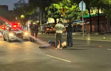 Mujer motociclista derrapa y sufre accidente en Calzada México Tacuba