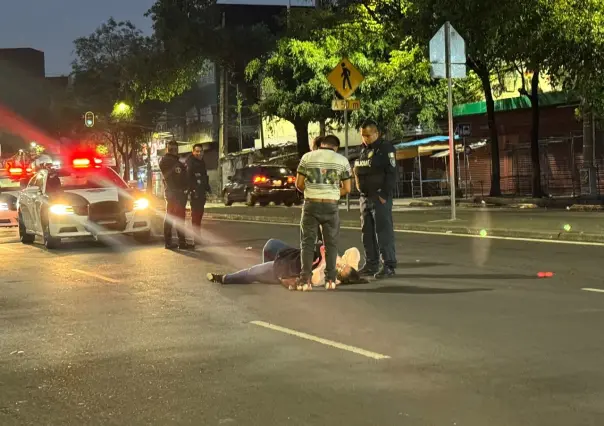 Mujer motociclista derrapa y sufre accidente en Calzada México Tacuba