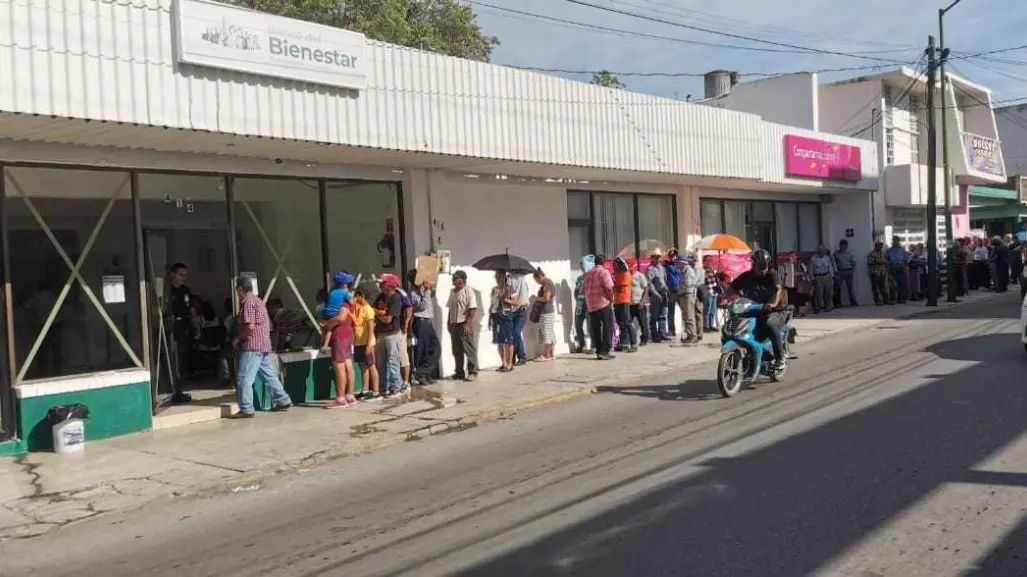 Abuelitos atendidos por PC tras pasar horas de pie en Bancos Bienestar