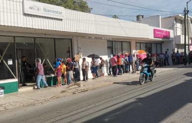 Abuelitos atendidos por PC tras pasar horas de pie en Bancos Bienestar