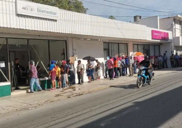 Abuelitos atendidos por PC tras pasar horas de pie en Bancos Bienestar