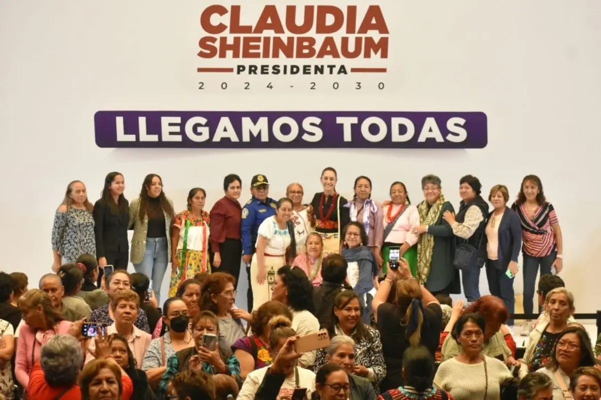 Claudia Sheinbaum junto a mujeres de edad adulta Foto: X(Twitter) @Claudiashein