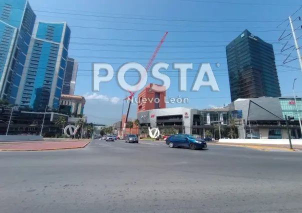 Fashion Drive: Enorme grúa ocasiona caos vehicular en Valle Oriente y el Túnel